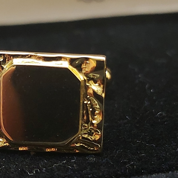 A Set of Gold Colored UN-Monogramed Stylish Cuff Links - Picture 7 of 8